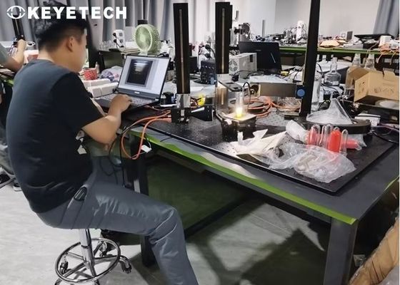 Maschine zur Inspektion von Plastikbecheretiketten für die Lebensmittel- und Getränkeindustrie